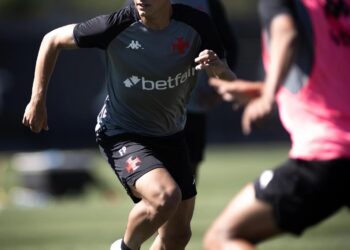 Diego Minete celebra treinos com o time profissional