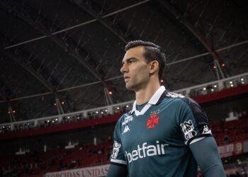 Léo Jardim fala sobre expulsão contra o Inter e elogia melhorias no CT do Vasco