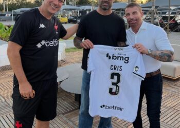 Ex-zagueiro Cris visita o CT Moacyr Barbosa e posa com Fernando Diniz e Pedrinho após ganhar camisa do Vasco
