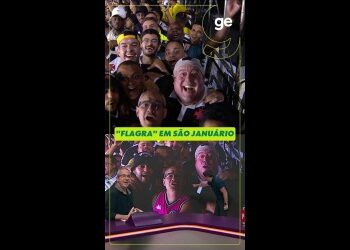 ‘Sósia’ de jornalista é flagrado na arquibancada de São Januário.