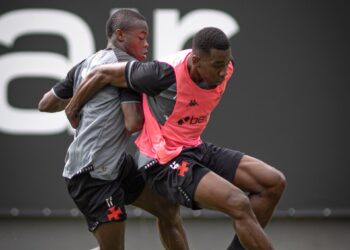 Fotos mostram Andrés Gómez e Carlos Cuesta disputando bola em treino.