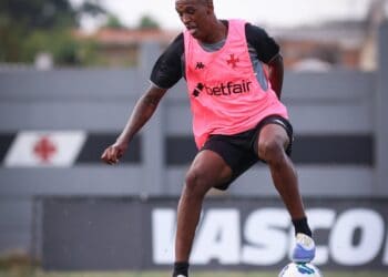 Torcedores do Vasco ‘escalam’ Robert Renan e Barros para o duelo contra o Botafogo