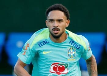 Vitinho, do Botafogo, pode ficar de fora do clássico contra o Vasco