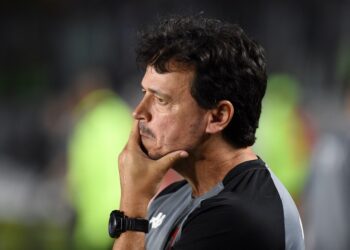 Diniz testa defesa do Vasco para definir zaga titular após a janela