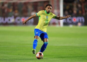 Vitinho, do Botafogo, pode ficar de fora do clássico; lateral foi titular da Seleção contra a Bolívia.