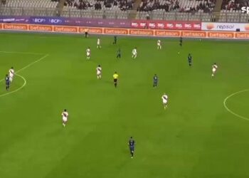 Matías Galarza, ex-Vasco, marcou um golaço contra o Peru pelas Eliminatórias da Copa do Mundo.