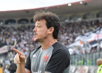 Sem Jair, Vasco deve ter Tchê Tchê e Barros no time titular contra o Botafogo.