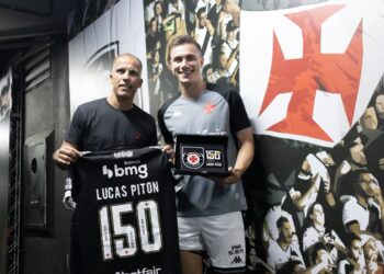 Felipe Maestro homenageia Lucas Piton pelos 150 jogos pelo Vasco