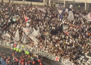 Torcida do Vasco provoca o Botafogo após jogo no Engenhão