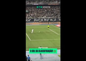 Gol da classificação do Vasco marcado pelo zagueiro Robert Renan.