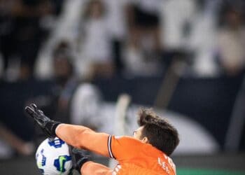 Vasco exalta Léo Jardim: decisivo em mais uma classificação como gigante sob as traves.