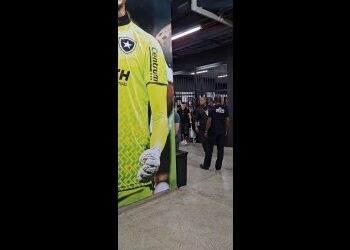 Lucas Piton deixa o Engenhão de muletas e com proteção na perna