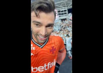 Jogadores do Vasco celebram a classificação com Léo Jardim