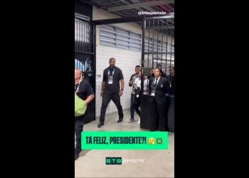 Pedrinho celebra classificação do Vasco no Engenhão