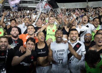 Jogadores do Vasco posam para foto com a torcida no Engenhão