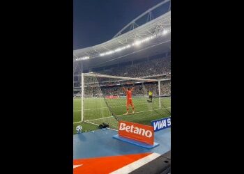 Vasco exalta Léo Jardim: ‘Meu goleiro é o melhor do Brasil’