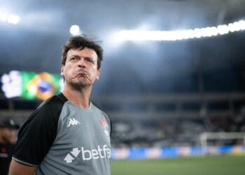 Vasco pode ter Robert Renan ou Carlos Cuesta contra o Ceará sem Hugo Moura