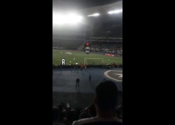 Vascaínos comemoram classificação na Copa do Brasil em várias partes do mundo.