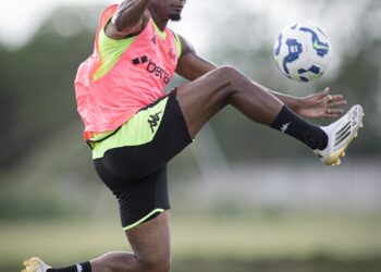 Thiago Mendes, primeiro contratado da janela, enfrenta problemas físicos e ainda não se destacou no Vasco.