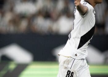 Barros aproveita chances e confirma posição de titular com Fernando Diniz