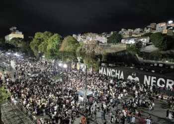 Torcida vascaína lota o entorno de São Januário neste domingo