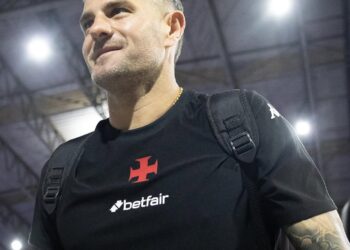 Elenco do Vasco já está em São Januário: confira fotos da chegada