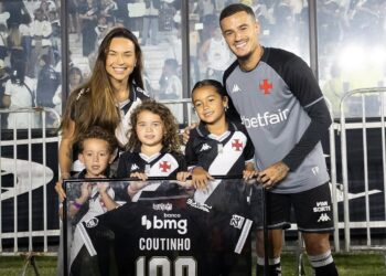 Philippe Coutinho e família posam no gramado de São Januário com homenagem especial