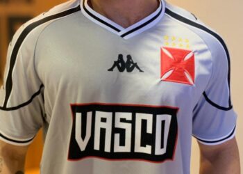 Nova camisa de aquecimento do Vasco é revelada