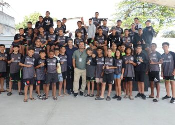 Mauro Galvão visitou jovens atletas do colégio Vasco da Gama.