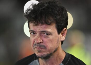 Com desafios em nova semana livre no Vasco, Fernando Diniz inicia preparação para o clássico.