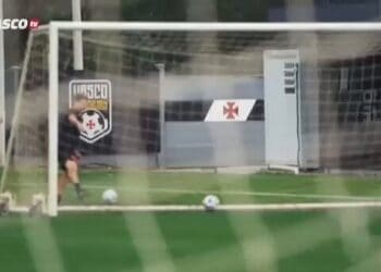 Thiago Mendes volta ao campo após recuperação de lesão.