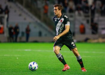 Lucas Piton e Tchê Tchê devem ser desfalques do Vasco no domingo contra o Flamengo.