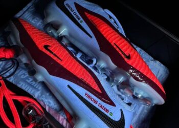 Jogadores da base do Vasco recebem chuteiras da Nike.