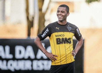 Livre no mercado, volante Rafael Carioca sonha em atuar sob o comando de Fernando Diniz.