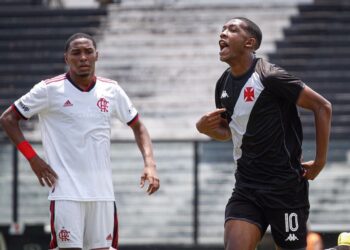 Carrasco do Flamengo na base, Rayan busca seu primeiro gol em clássicos pelo profissional do Vasco.