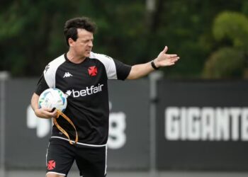 Carlos Cuesta e Robert Renan devem ser titulares na zaga contra o Flamengo, e Hugo Moura pode voltar ao meio-campo.