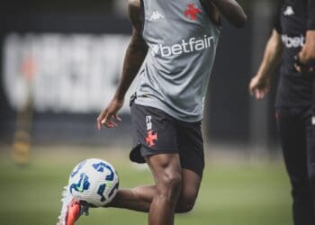 Com desfalques, Vasco terá novidades contra o Flamengo; possível formação é inédita.