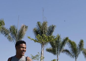 Jogador do Vasco sorrindo ao ar livre.