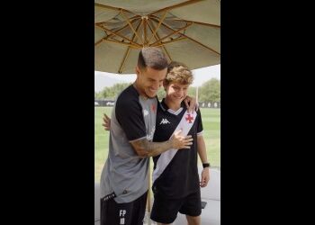 R10 Score presenteia Philippe Coutinho com baralho especial: 100 cartas que representam sua trajetória com a camisa do Vasco.