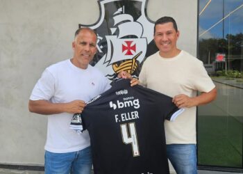 Fabiano Eller visita o CT Moacyr Barbosa e ganha camisa do Vasco de presente; fotos disponíveis