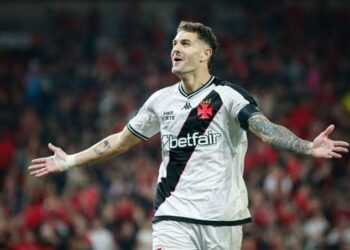 Vegetti deve permanecer como titular do Vasco neste domingo contra o Flamengo.