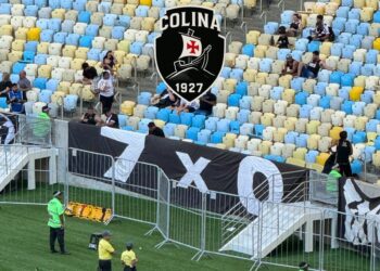Torcida do Vasco provoca a do Flamengo com bandeira relembrando goleada de 7 a 0