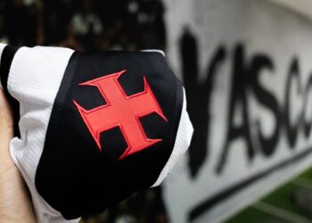 Vasco usará a camisa branca contra o Flamengo.