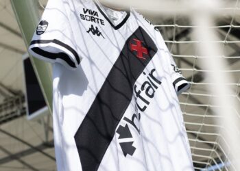 Foto da camisa do Vasco no gramado do Maracanã