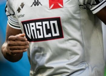 Jogadores usaram novo uniforme de aquecimento antes do clássico: fotos do momento.