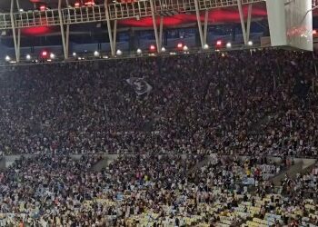 Vídeo mostra explosão da torcida do Vasco no gol de Rayan.