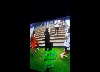 Vegetti brinca com o filho do goleiro Rossi, mas filho do atacante vascaíno ignora o rubro-negro.