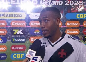 Jogador de futebol em campo.