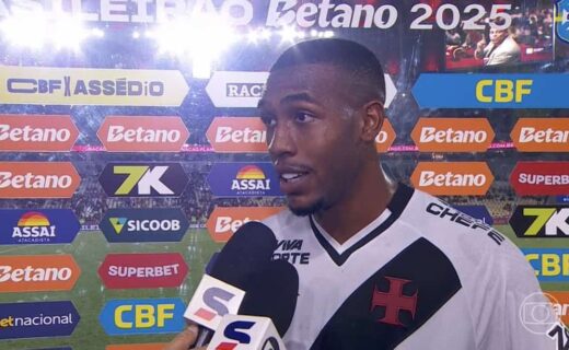 Jogador de futebol em campo.