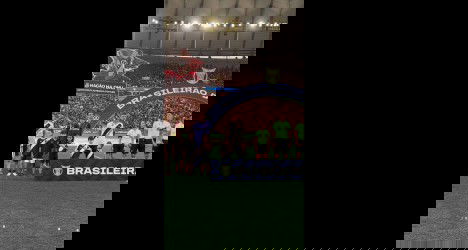 Jogadores do Vasco no estádio, de costas para torcida.